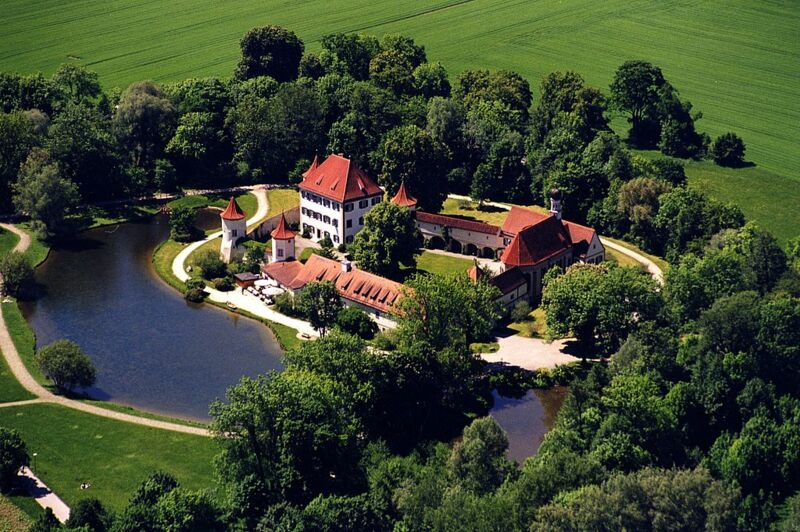 Luftaufnahme der Internationalen Jugendbibliothek im Schloss Blutenburg
